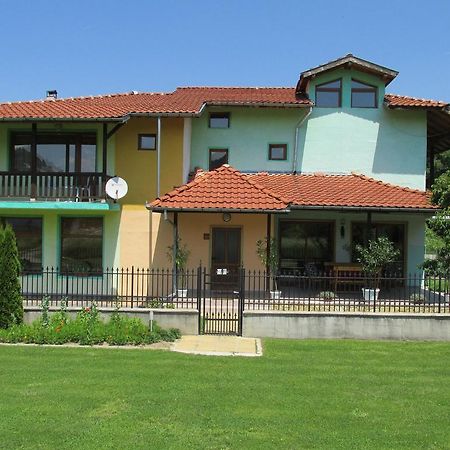 Pri Orehite Guesthouse Oreshak  Exteriör bild