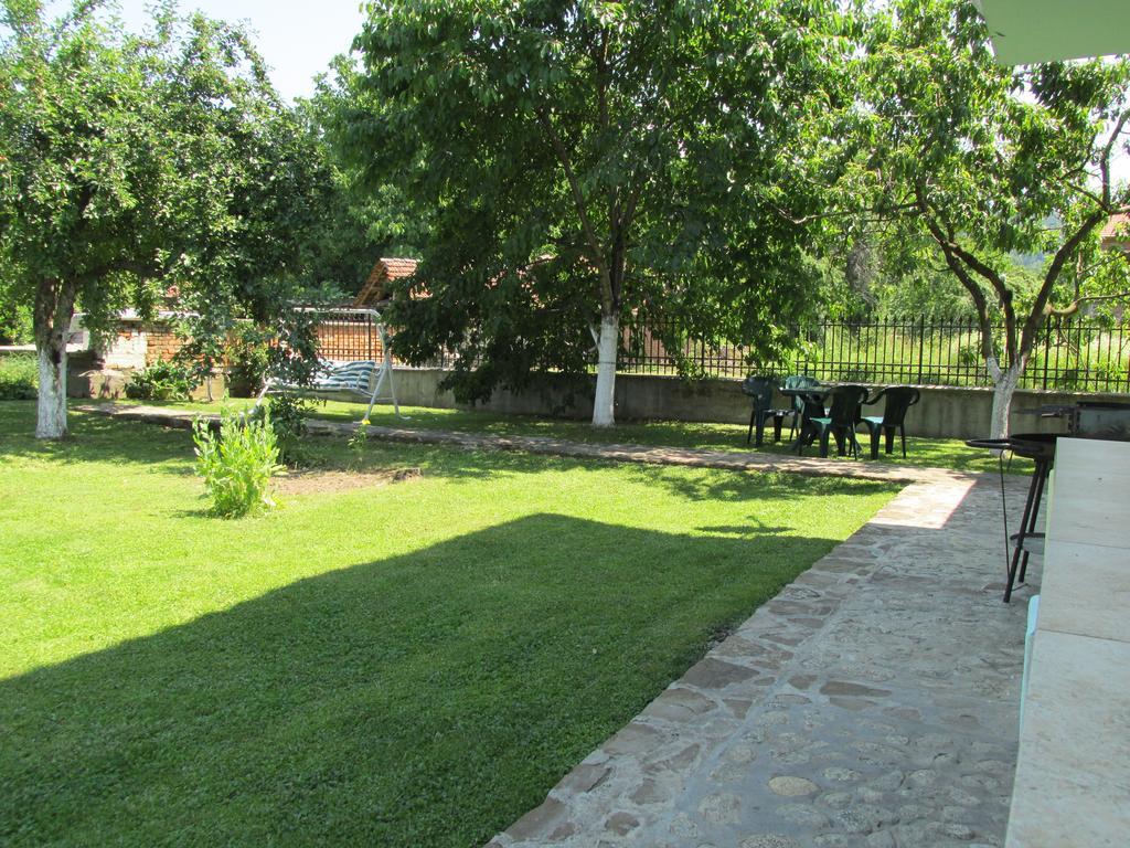 Pri Orehite Guesthouse Oreshak  Exteriör bild